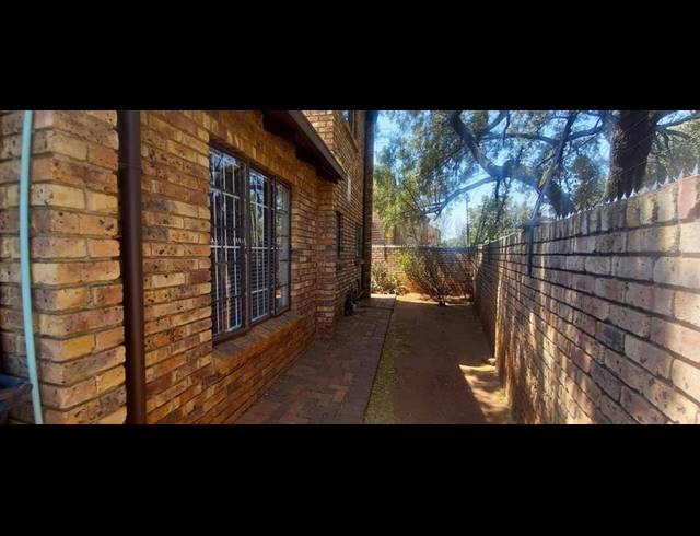 3 BEDROOM TOWNHOUSE FOR SALE IN DIE HOEWES